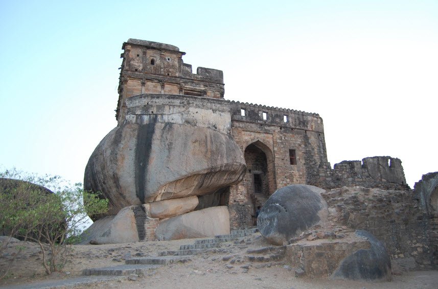 Madan Mahal, Jabalpur, Madhya Pradesh - Vushii.com